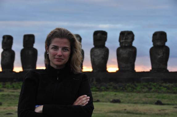 Assistindo ao espetáculo do nascer-do-sol no sítio arqueológico de Tongariki, no sul da Ilha de Páscoa, ilha chilena no meio do Oceano Pacífico